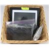 Image 1 : WICKER BASKET WITH 3 DIGITAL FRAMES AND 2 WIRELESS