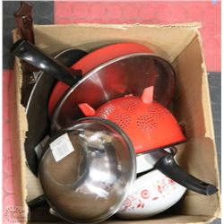 BOX OF KITCHEN ITEMS INC POTS, PANS AND A STRAINER