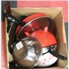 Image 1 : BOX OF KITCHEN ITEMS INC POTS, PANS AND A STRAINER