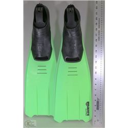PAIR OF FLIPPERS