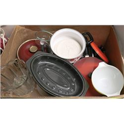 ESTATE BOX OF KITCHEN ITEMS INC ROASTERS & PYREX -