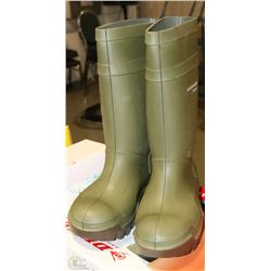 PAIR OF DUNLOP SZ 9 STEEL TOE RUBBER BOOT - CHOICE