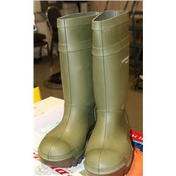 PAIR OF DUNLOP SZ 9 STEEL TOE RUBBER BOOT - CHOICE