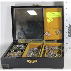 WOODEN CASE OF ESTATE RHINESTONE & OTHER JEWELLERY