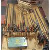 Image 1 : LOT OF 39 ASSORTED CLAMPS ON BOARD WITH HOLDER