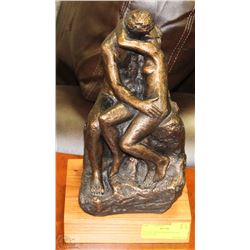 AUSTEN PROD SIGNED LOVERS SCULPTURE