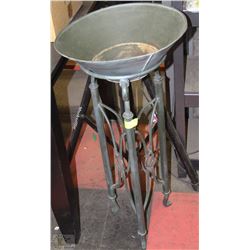 WROUGHT IRON DECORATIVE STAND WITH PLANTER