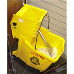 RUBBERMAID MOP + PAIL