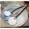 Image 1 : METAL BASIN WITH VINTAGE ENAMEL KITCHEN UTENSILS