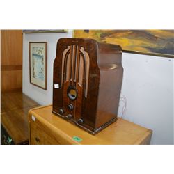 Walnut cased Philco table top radio model 37-361