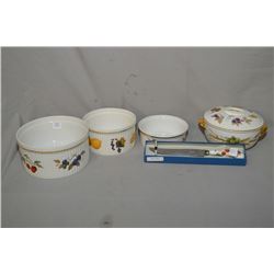Selection of Royal Worcester Eve sham including three graduated size souffle dishes, a lidded casser