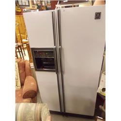FRIDGE - GENERAL ELECTRIC - SIDE-BYSIDE - WITH WATER AND ICE DISPENSER - FROM ESTATE - PLUGGED IN AN