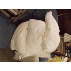 LOT OF 6 PILLOWS