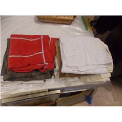 LOT OF LINEN & TOWELS