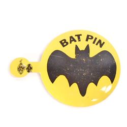 VINTAGE TIN LITHO BATMAN BADGE / PIN