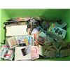 Image 2 : LARGE LOT OF ASSORTED HOCKEY / SPORTS CARDS, BOOKS AND ACTION FIGURES
