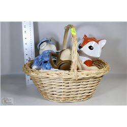 BASKET WITH 2 COLLECTIBLE PIGGY BANKS AND A