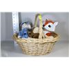 Image 1 : BASKET WITH 2 COLLECTIBLE PIGGY BANKS AND A
