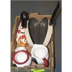 BOX OF ROOSTER KITCHEN ITEMS INCLUDING SCOURER