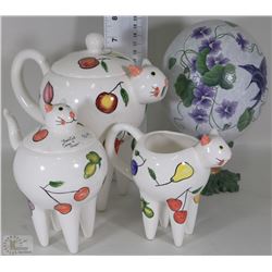 BOX WITH OSTRICH EGG, CAT TEAPOT, CREAM AND SUGAR