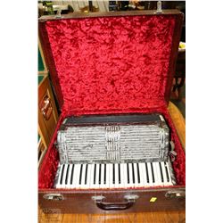 RARE VINTAGE HOHNER ACCORDIAN VERDI IIIb