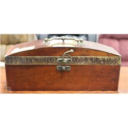 VINTAGE BROWN HANDLED WOOD TRINKET BOX