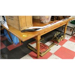 PINE DININGROOM  TABLE WITH 2 LEAFS