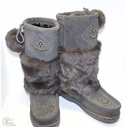 PAIR OF LADIES MUKLUKS WITH RUBBER SOLE SIZE 10