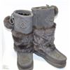 Image 1 : PAIR OF LADIES MUKLUKS WITH RUBBER SOLE SIZE 10