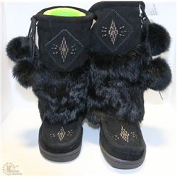 PAIR OF LADIES MUKLUKS WITH RUBBER SOLE SIZE 8