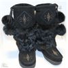 Image 1 : PAIR OF LADIES MUKLUKS WITH RUBBER SOLE SIZE 7