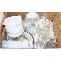 ESTATE BOX OF VINTAGE MUGS AND MILK GLASS