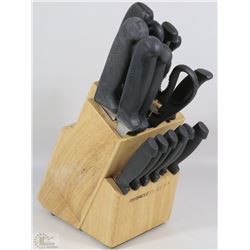 WOOD KNIFE BLOCK W/15 KNIVES