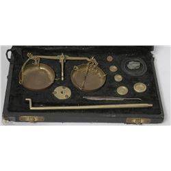 VINTAGE SCALE IN CASE