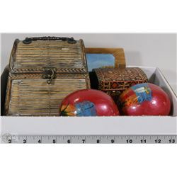 FLAT WITH TWO VINTAGE BOXES AND MARACCAS