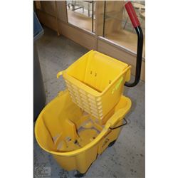 RUBBERMAID MOP BUCKET & WRINGER