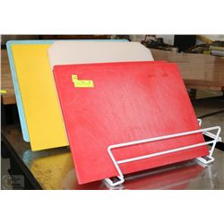 5 CUTTING BOARDS WITH RACK