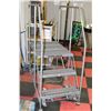 Image 1 : 3 STEP ROLLING LADDER