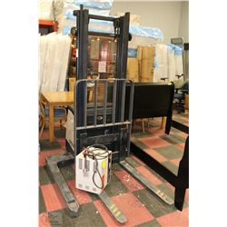 CROWN WALKIE PALLET JACK SSX3000 WITH OUTPUT