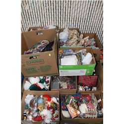 PALLET OF CHRISTMAS AND CRAFTS