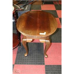 SOLID WOOD ROUND SIDE TABLE WITH CURVED LEGS