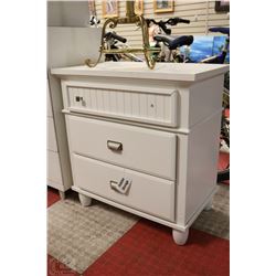 WHITE 3 DRAWER NIGHT STAND MISSING 1 HANDLE