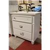 Image 1 : WHITE 3 DRAWER NIGHT STAND MISSING 1 HANDLE