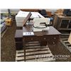 Image 1 : (2) SEWING MACHINES