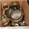 Image 1 : BOX OF BRASS ITEMS