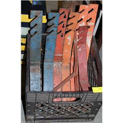 CRATE WITH LADDER JACKS