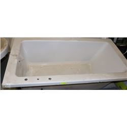MAAX 66" X35" TUB