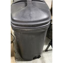 WASTE CAN ON WHEELS WITH REMOVABLE LID