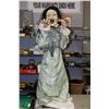 Image 1 : GIRL STANDING ANIMATED & LOUD GHOST FIGURE