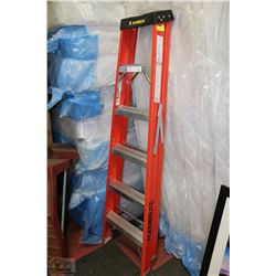 FEATHERLITE 6' INDUSTRIAL DUTY FIBREGLASS LADDER